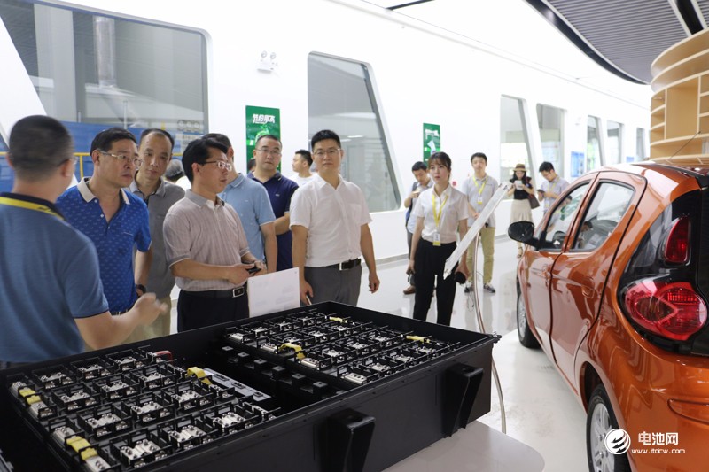 中國(guó)鋰電新能源產(chǎn)業(yè)鏈調(diào)研團(tuán)一行參觀超威集團(tuán)