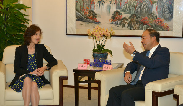 圖為證券時報社委會委員宮云濤（左）與西藏珠峰董事長黃建榮面對面交流。