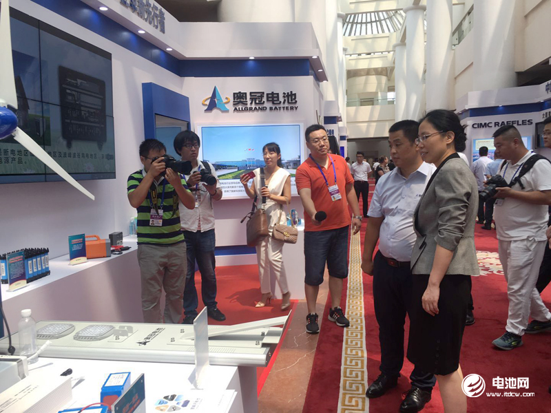 共青團(tuán)中央書記處常務(wù)書記汪鴻雁參觀奧冠集團(tuán)展廳