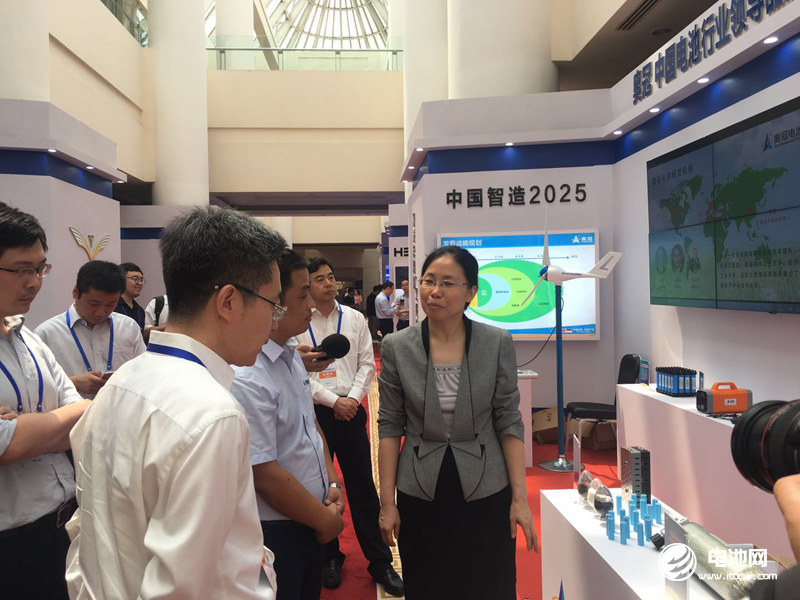 共青團(tuán)中央書記處常務(wù)書記汪鴻雁參觀奧冠集團(tuán)展廳