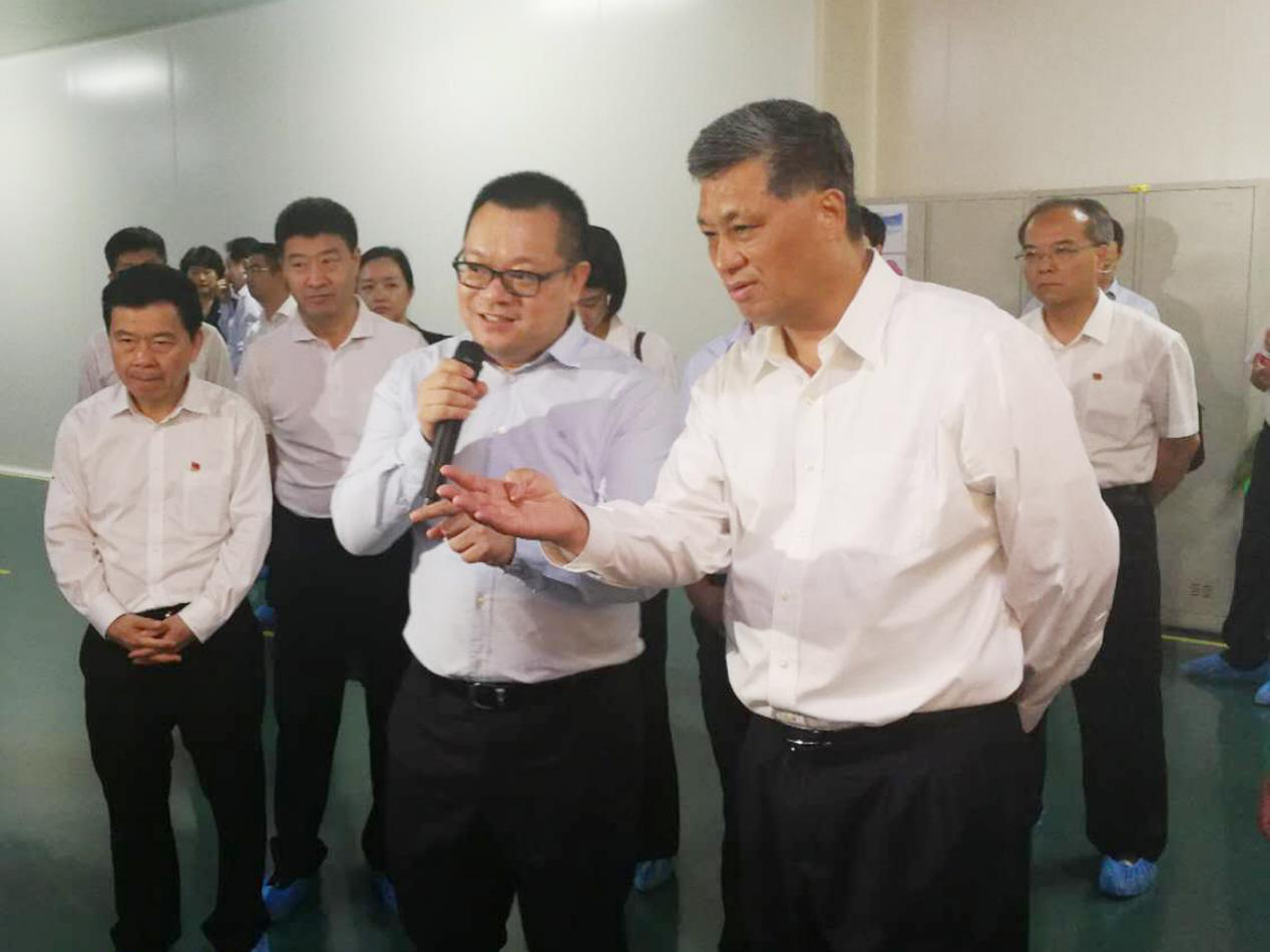 天臣新能源董事長盛司光先生向馬興瑞省長介紹公司情況