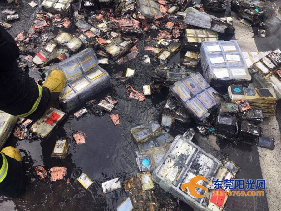 東莞貨車突然著火 一車電池全沒了