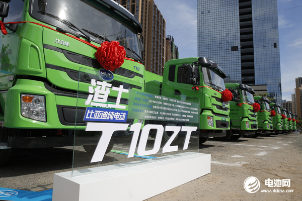 2018年7月，全球首批500輛比亞迪純電動智能渣土車在深圳開啟規(guī)模化示范運營