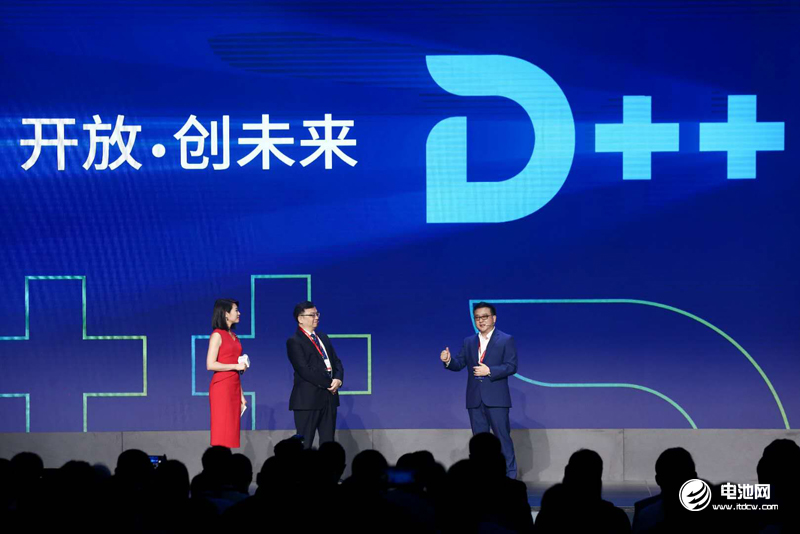 比亞迪全球開發者大會現場，張亞勤與王傳福互動