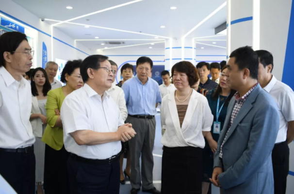 比克電池董事長(zhǎng)李向前先生、總工程師駱兆軍博士陪同講解