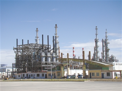 藍(lán)天下現(xiàn)代化的廠房鱗次櫛比。