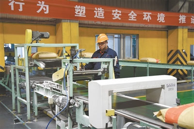 現(xiàn)代化、智能化的生產(chǎn)車間一整條生產(chǎn)線僅靠?jī)扇吮憧刹僮魃a(chǎn)，節(jié)省了人力資源。