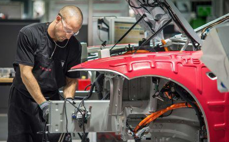 工人們在特斯拉位于加州弗里蒙特的工廠里組裝汽車