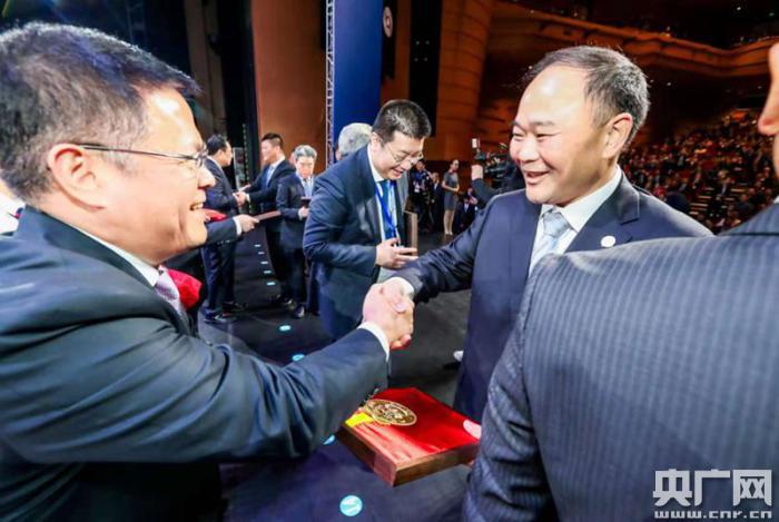 在世界“寧波幫·幫寧波”發(fā)展大會上，寧波對入選的“時代甬商”進(jìn)行表彰