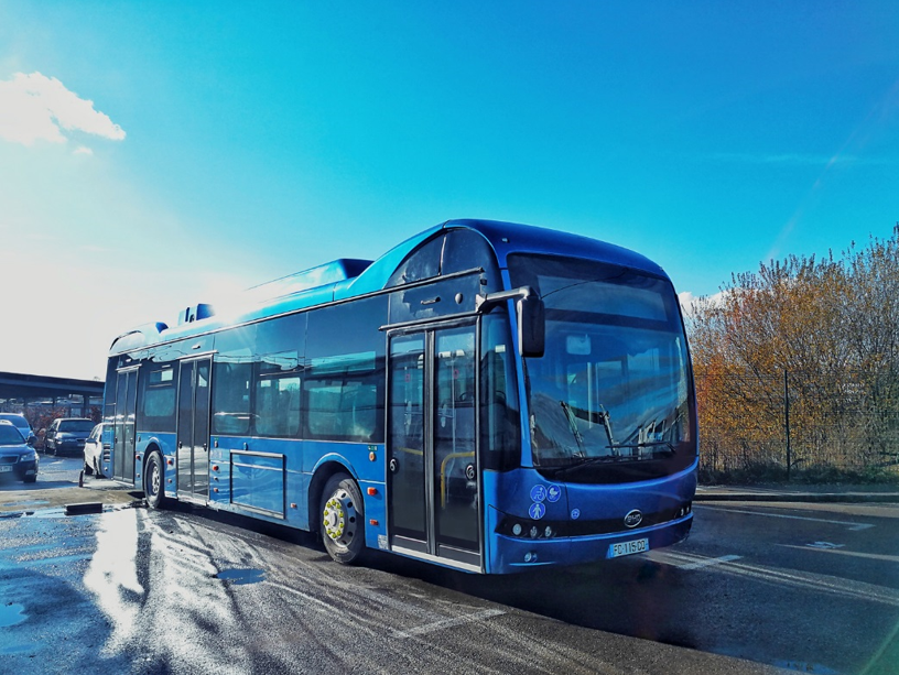 首輛由比亞迪法國工廠生產(chǎn)的純電動大巴