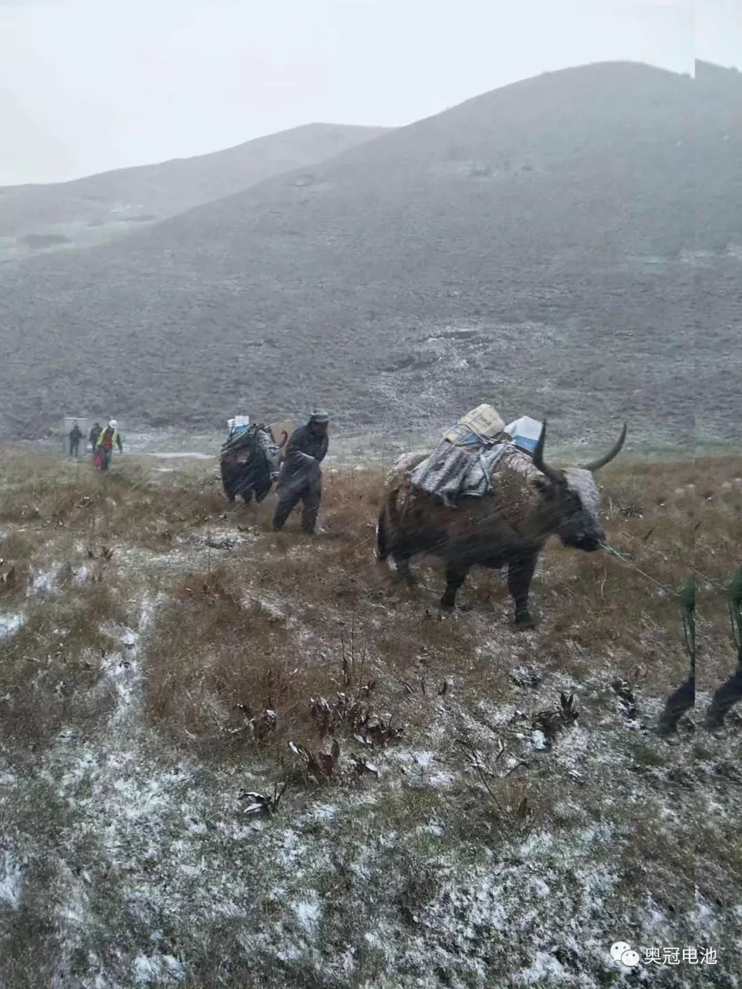 奧冠電池為洛爾達鄉(xiāng)貧困山區(qū)送去寒冬里的光明和溫暖