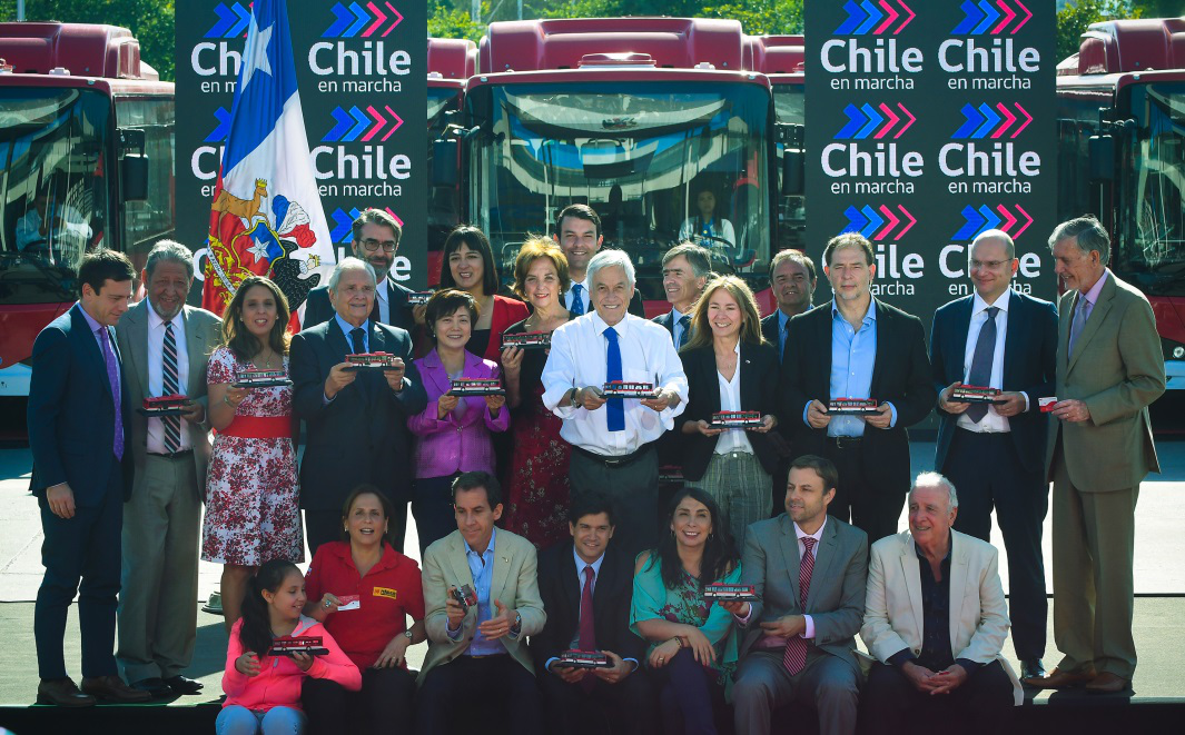 智利總統(tǒng)Mr. Sebastián Pi?era與比亞迪高級(jí)副總裁李柯在交付儀式現(xiàn)場(chǎng)