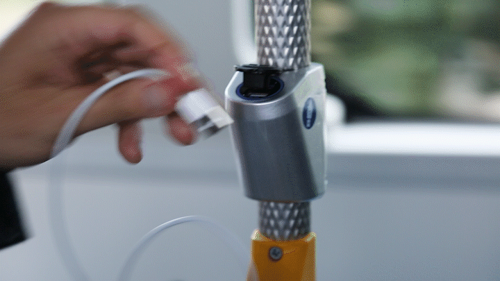 在比亞迪純電動(dòng)大巴K9上體驗(yàn)USB接口充電