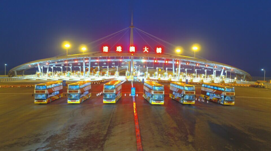 亮相春晚 比亞迪純電動雙層大巴閃耀港珠澳大橋