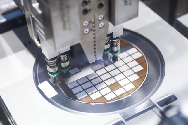 制造IGBT難度極大，在大規(guī)模應(yīng)用的1200V車規(guī)級IGBT芯片的晶圓厚度上，比亞迪處于全球先進(jìn)水平，可將晶圓厚度減薄到120um（約兩根頭發(fā)絲直徑）