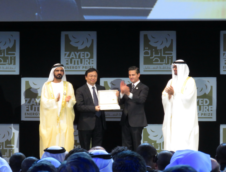 2016年，墨西哥時任總統(tǒng)培尼亞·涅托向比亞迪頒發(fā)“扎耶德未來能源獎”大型企業(yè)獎