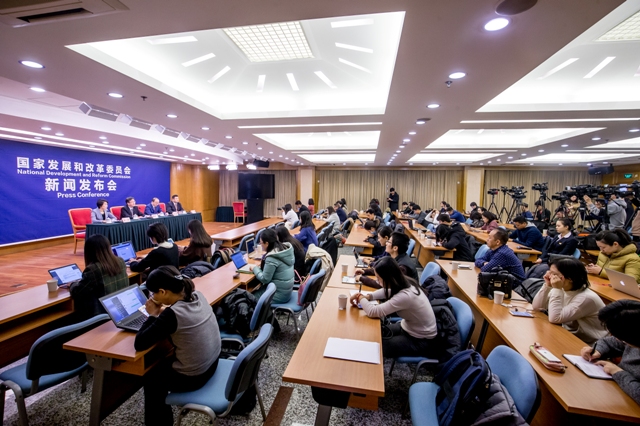 發改委等十部門發文促進汽車消費 加快充電設施建設