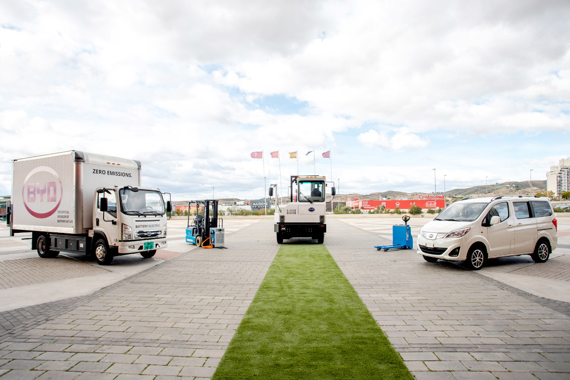 比亞迪多款車型亮相西班牙，包括：T6輕卡、平衡重式叉車、Q1M牽引車、托盤車、T3小型廂式貨車