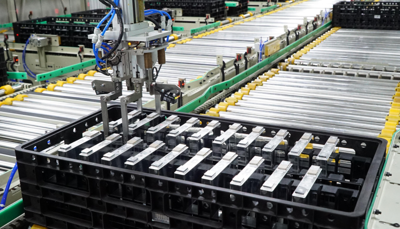 智能機(jī)器人實(shí)現(xiàn)柔性化生產(chǎn)