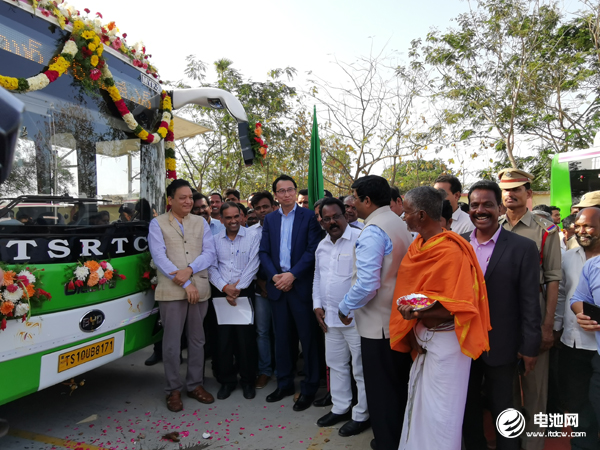 比亞迪亞太汽車銷售事業(yè)部總經(jīng)理劉學(xué)亮（左三）與當(dāng)?shù)睾献骰锇?、運(yùn)營商及政府代表一起參加交付儀式