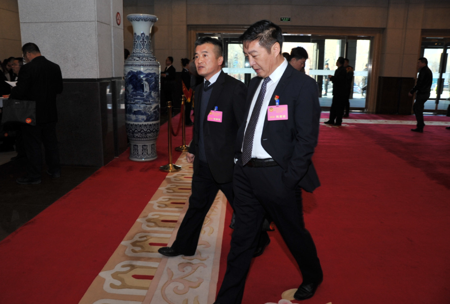 格爾木市市長(zhǎng)汪山泉（右一）出席今年市兩會(huì)