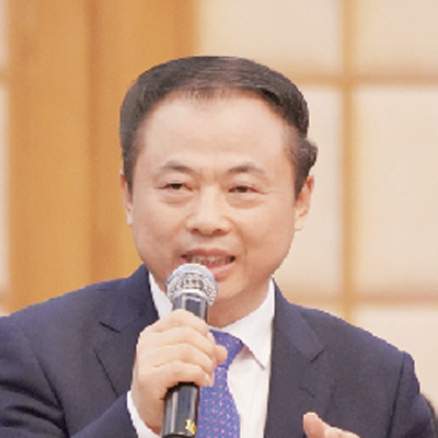 中國能源報：目前，國內的鋰電池回收利用市場處于怎樣的發展水平？ 張天任：2018—2020年，全國累計報廢動力電池將達到12—20萬噸，2025年可能達到35萬噸。但目前，新能源動力鋰電池的再生循環利用還是一個新興領域，整體還處于起步階段。 中國能源報：處于起步階段的市場主要面臨哪些問題？ 張天任：首先，回收體系還不健全。汽車生產企業、電池制造企業、回收企業、再生利用企業之間還沒有建立有效的合作機制，權責不夠清晰；在落實生產者責任延伸制度方面，還需要進一步細化完善相關法律支撐。其次，再生技術還不夠成熟。在拆解環節，由于電池結構、材料體系、封裝規格、電池余能等都沒有統一標準，拆解難度很大，自動化水平也偏低，成本很難降下來；在冶煉環節，有價金屬高效提取的技術也不夠成熟，經濟效益不明顯，甚至出現再生材料的收益低于回收處置成本，成本倒掛，制約了企業的科研投入。最后是激勵機制不夠有力。鋰電池再生利用處于市場培育階段，需要有力的財稅政策予以引導扶持。 中國能源報：如果這些問題不能有效解決，報廢鋰電池回收利用不規范，會帶來哪些問題？ 張天任：報廢鋰電池如果處理不當，隨意丟棄，會對生態環境造成很大危害，例如正極材料中的鈷、鎳等重金屬元素，電解液中的有機物，負極中的碳材料等，都會對水體和土壤造成嚴重污染，特別是重金屬一旦滲入土壤，數十年都難以恢復。 此外，我國的鋰資源現在還嚴重依賴進口，對外依存度超過85%?！爸袊枨蟆边€推動了電池級碳酸鋰價格的從2015年初的不到5萬元/噸上漲到2017年底的18萬元/噸。報廢動力鋰電池是寶貴資源，將其中的鋰、鈷、鎳等有價金屬回收再生利用，能夠有效降低對外依存度。 中國能源報：對此，您有哪些建議？ 張天任：首先，要加快制訂標準。其中包括管理標準、技術標準和評價標準，如Pack系統拆解的現場工藝規范，電池余量的檢測標準等?？梢怨膭罹哂挟a業優勢的地方編制新能源鋰電池監管、回收、循環利用的規劃和實施方案，先行先試，探索出更符合產業實際、更具可操作性的國家層面的實施方案。 同時，完善財政扶持。加快研究制定財稅優惠、產業基金、積分管理等政策，還要統籌現有的資金專項，對回收體系的建設和再生冶煉的科技攻關等給予資金補貼；還可以確定一批標桿企業和示范項目，優先推薦其申報綠色制造、節能環保等專項資金。 此外，要組織聯合攻關，突破關鍵的共性問題。建議國家通過政策引導和市場化手段相結合的方式，組織產學研聯合攻關，不斷提高工藝裝備水平、金屬提煉技術、節能降耗水平。 最后，要合理布局，避免產能過剩。以“分散回收、集中處置”為原則，鼓勵電池生產企業、整車制造企業、回收處置企業建立產業聯盟，完善回收體系，創新商業模式；鼓勵具有產能和技術優勢的鋰電池制造企業建設再生循環項目，拓展產業鏈；加強規劃，合理布局，避免再生循環項目“一哄而上”造成產能過剩、資源浪費。