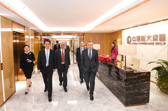 哈佛大學(xué)校長Lawrence S. Bacow一行參觀恒大香港總部