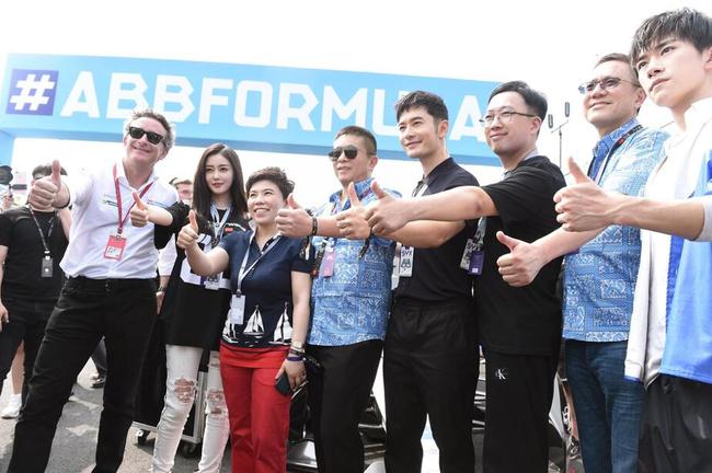 新浪董事長(zhǎng)兼CEO、微博董事長(zhǎng)曹國(guó)偉與多位名人明星共同出席FE三亞站比賽