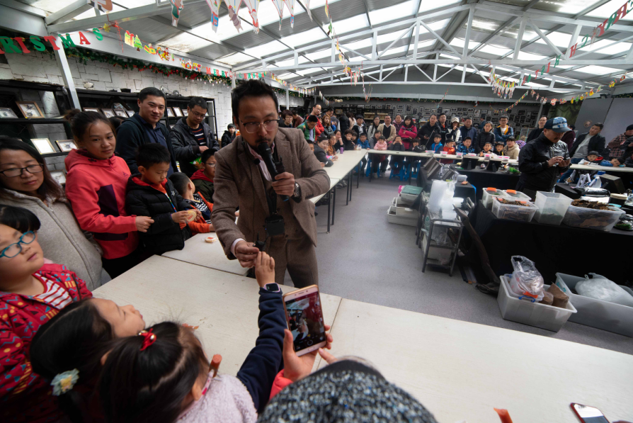 新能源車熱賣 上汽榮威帶你玩親子類試駕