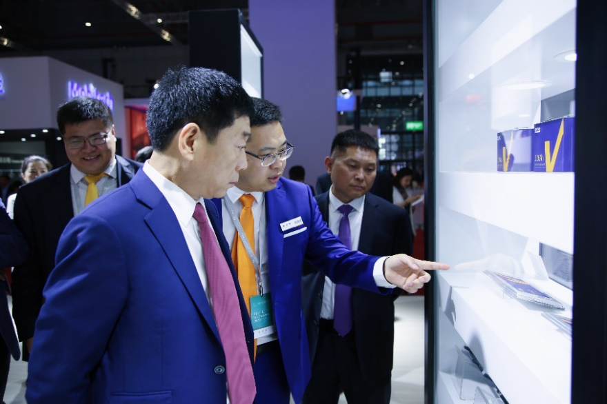 長城控股集團(tuán)董事長魏建軍親臨蜂巢展臺(tái)