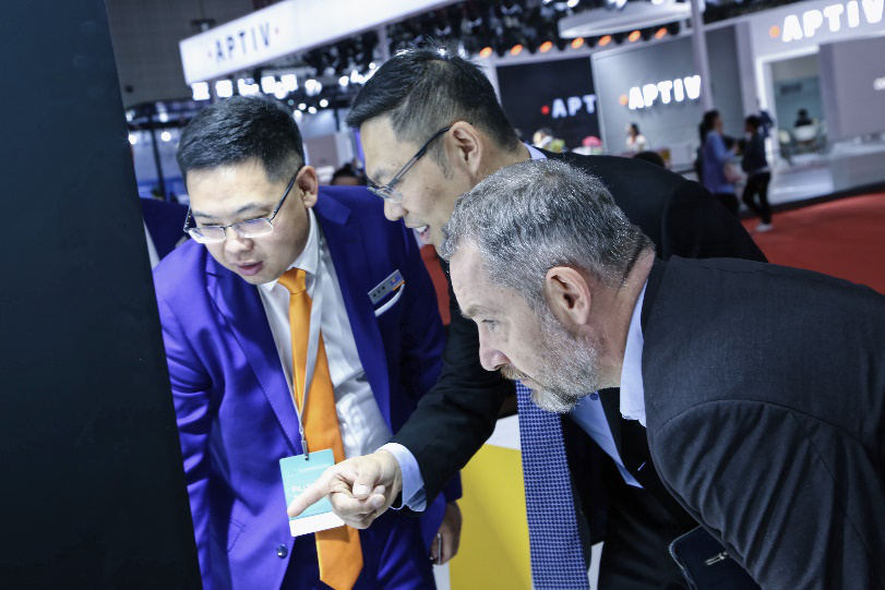 行業(yè)人士參觀蜂巢能源展臺(tái)