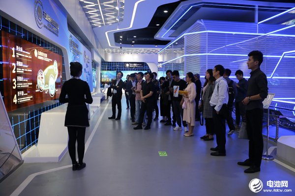 與會嘉賓參觀參觀中國新能源生態科技館