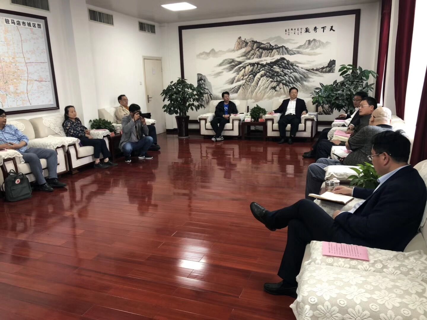 朱是西會見中關(guān)村新型電池技術(shù)創(chuàng)新聯(lián)盟秘書長于清教一行