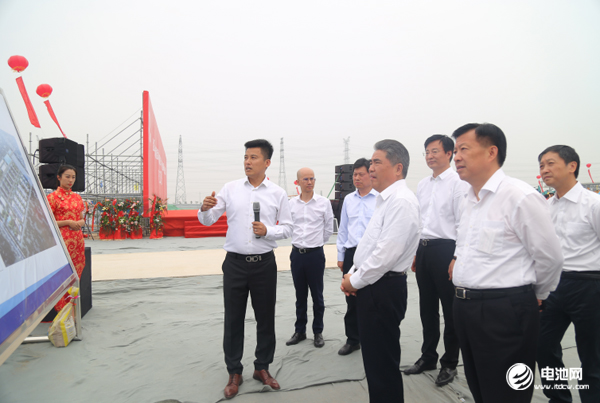 思派新能源總經(jīng)理張生安向與會(huì)嘉賓介紹項(xiàng)目相關(guān)建設(shè)規(guī)劃