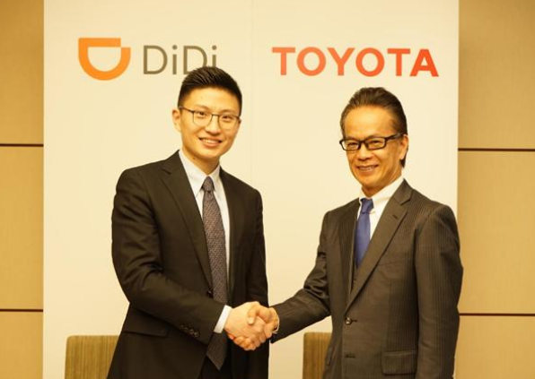 滴滴高級(jí)副總裁朱景士（左）和豐田副社長(zhǎng)友山茂樹