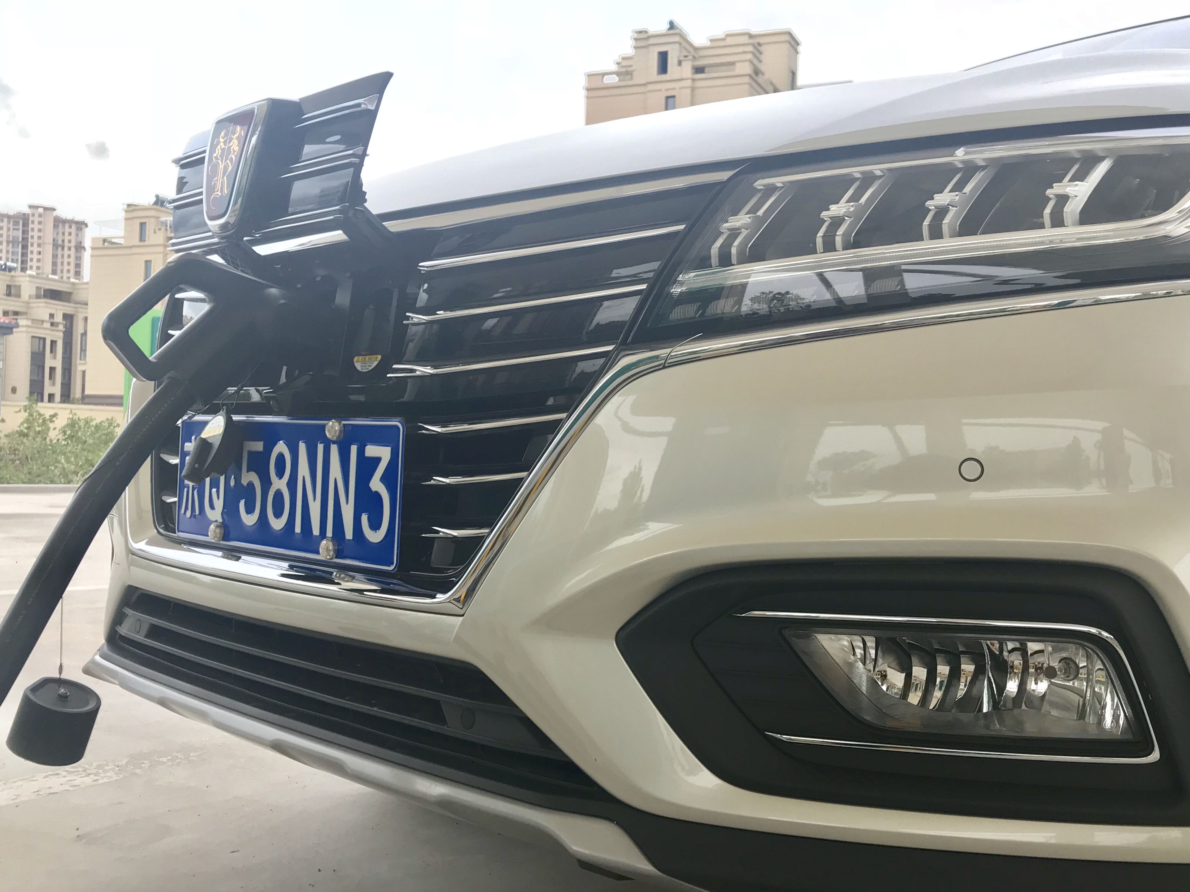上汽榮威ERX5純電動汽車在國網(wǎng)充電樁充電