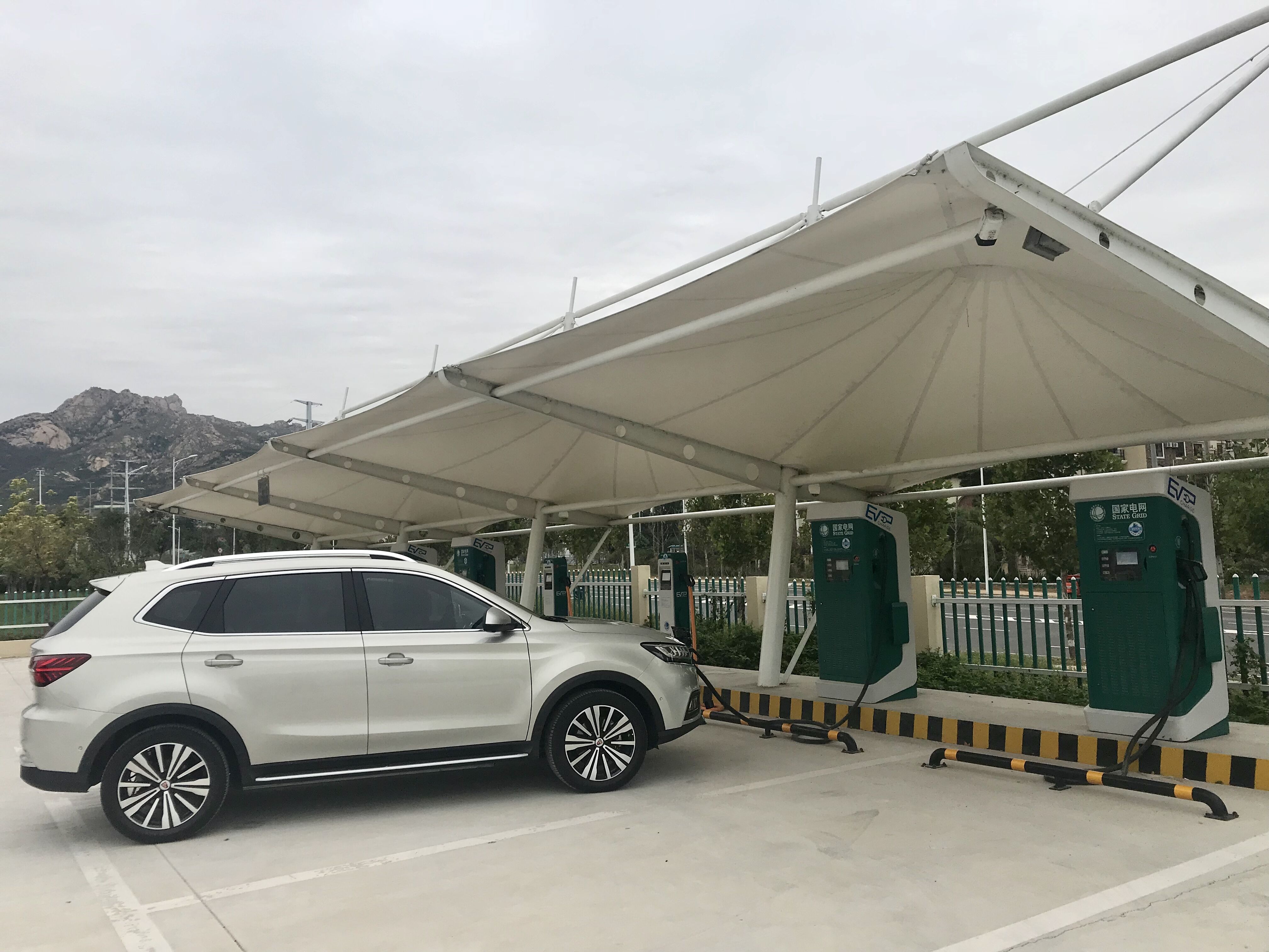 上汽榮威ERX5純電動SUV在國網山東青島靈山衛充電場充電中