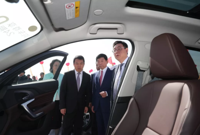 史立軍、朱立凡在魏建軍陪同下參觀長城汽車產品