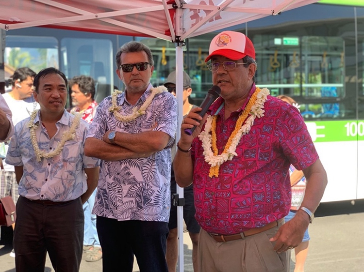 法屬波利尼西亞政府總統Edouard Fritch（右一）在交付儀式現場講話