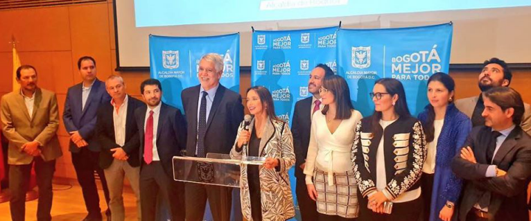 在波哥大市長(zhǎng)Enrique Pe?alosa（左五）的見證之下，TransMilenio SA的高管正式宣布比亞迪成功中標(biāo)379臺(tái)純電動(dòng)大巴訂單。 