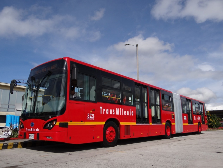 比亞迪18米鉸鏈?zhǔn)郊冸妱?dòng)大巴 