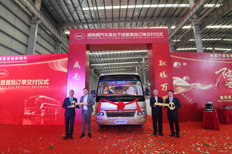 威馳騰新能源汽車首臺(tái)下線暨首批訂單交付儀式 圖片來源：漳州開發(fā)區(qū)宣傳部