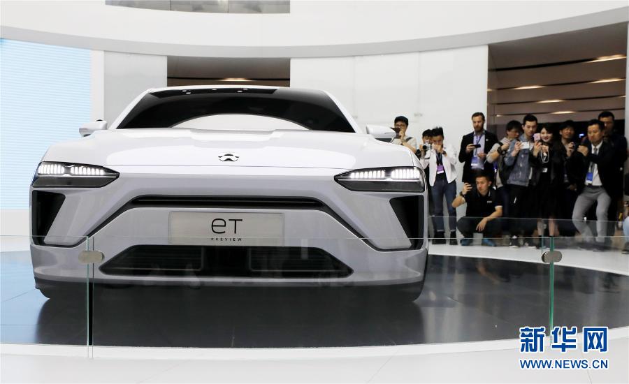 第18屆上海國際汽車工業(yè)展覽會上，人們在觀看蔚來汽車展出的純電動轎車產品系列eT預覽版。新華社記者 方喆 攝