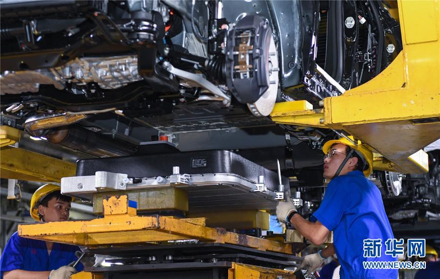 在深圳比亞迪總部，工人為新能源汽車安裝電池。新華社記者 毛思倩 攝