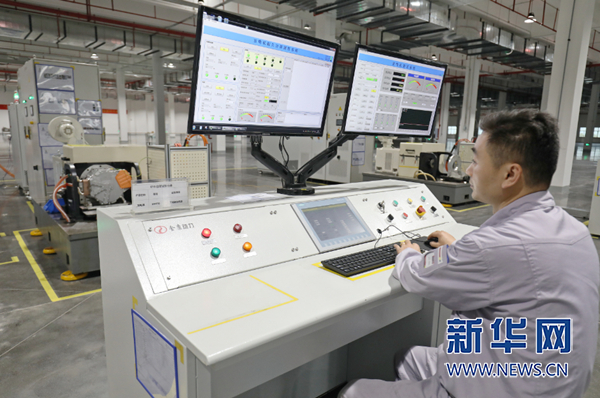 工作人員正在調試設備。新華網發（郭思云 攝）