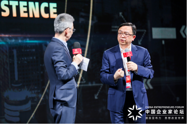 圖注:主持人問答環節,蔣昌建對話王傳福 圖注:主持人問答環節,蔣昌建對話王傳福