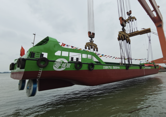 首艘國產(chǎn)內(nèi)河純電池動力集裝箱船正式下水