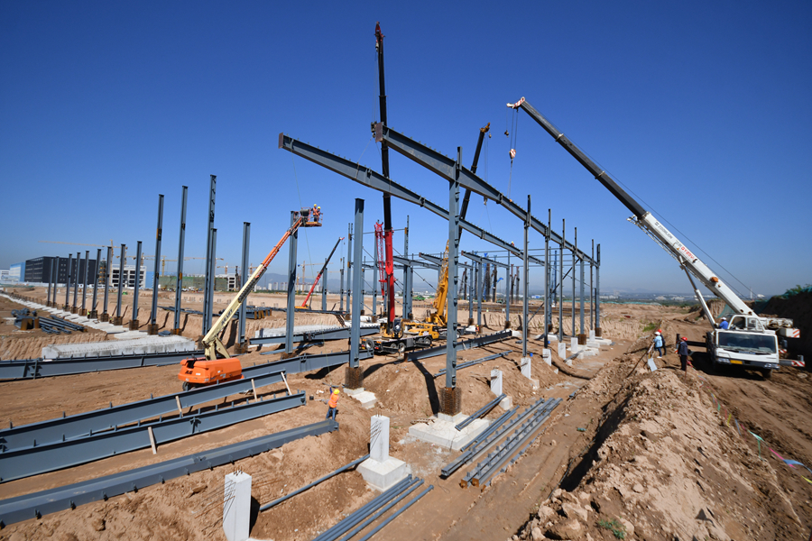 厚生鋰電池隔膜項(xiàng)目一號(hào)廠房開(kāi)始安裝鋼結(jié)構(gòu)