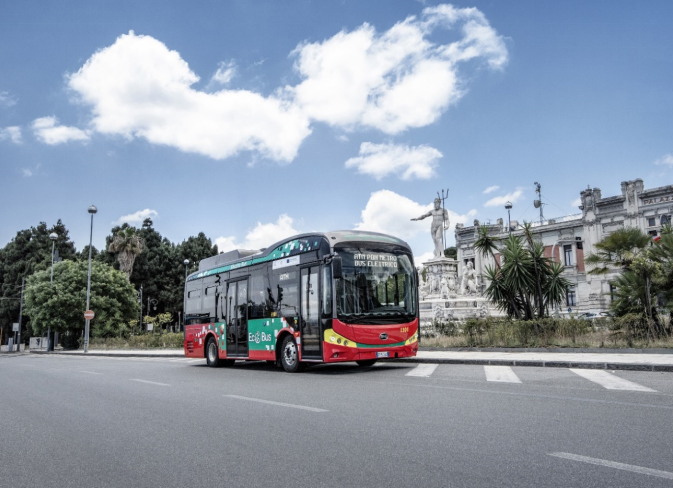 比亞迪純電動(dòng)中巴馳騁在意大利西西里島