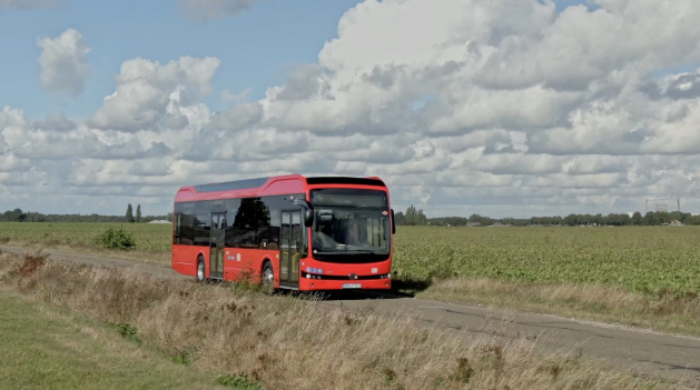 比亞迪12米純電動巴士正駛向德國